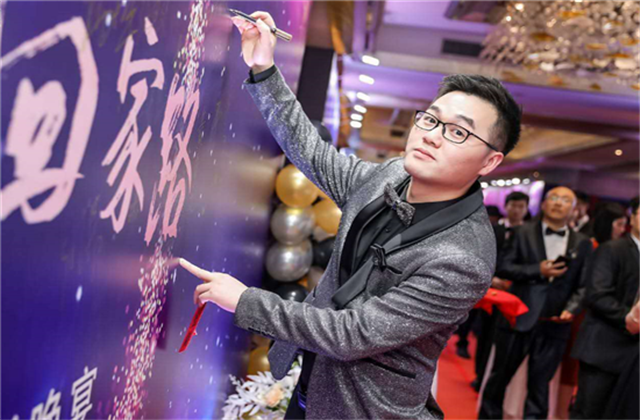 【高光“疫”事】勇敢逆行的特殊“网约车”——人生就是搏90后，用信念打通生命运输线